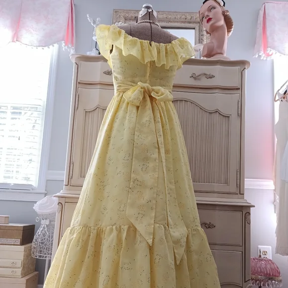 STUNNING 1970S VINTAGE YELLOW FLOCKED MAXI DRESS! - Picture 5 of 14